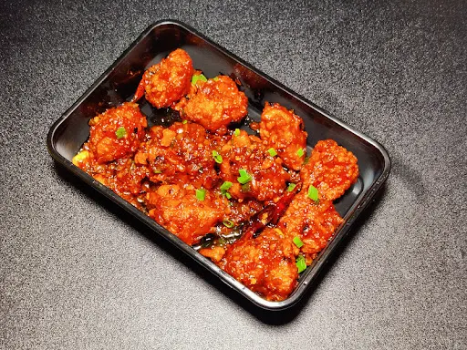 Chicken In Schezwan Sauce Dry (Boneless)