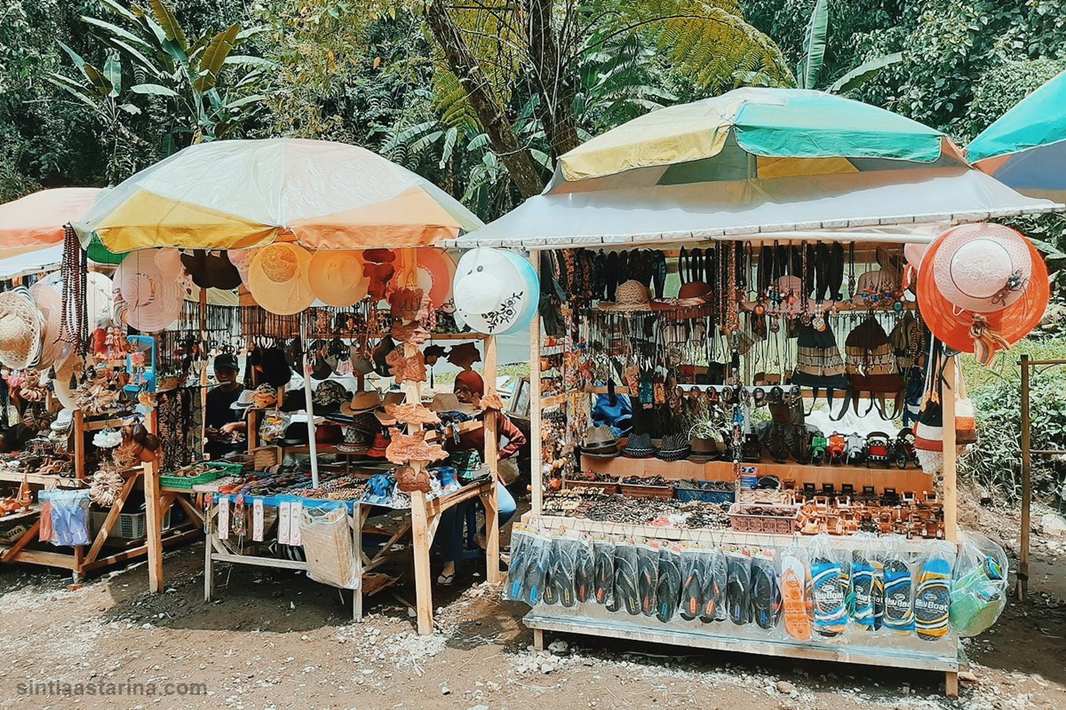 membeli souvenir sebelum ke curug sawer