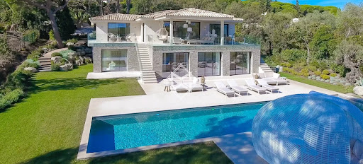 Villa with pool 1