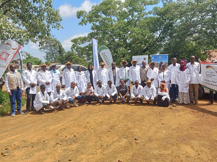 A team of veterinary officers joined the CECM Agriculture, livestock and fisheries during the launch of mass vaccination of animals.