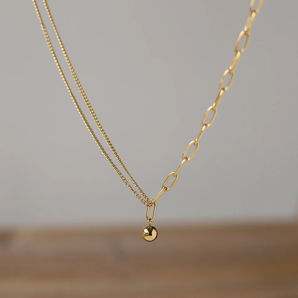 Élégante chaîne de clavicule avec petites boules dorées, protection de couleur or 18K. Un bijou simple et durable pour sublimer.
