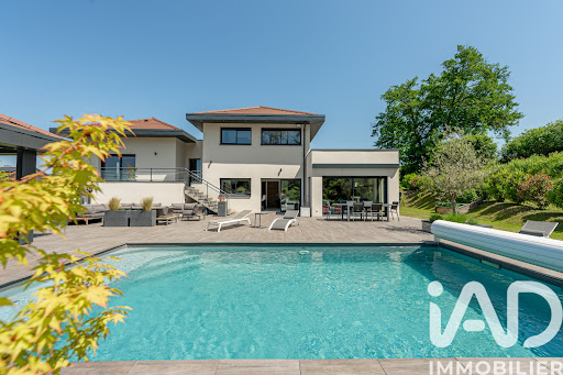 House with pool and terrace 1