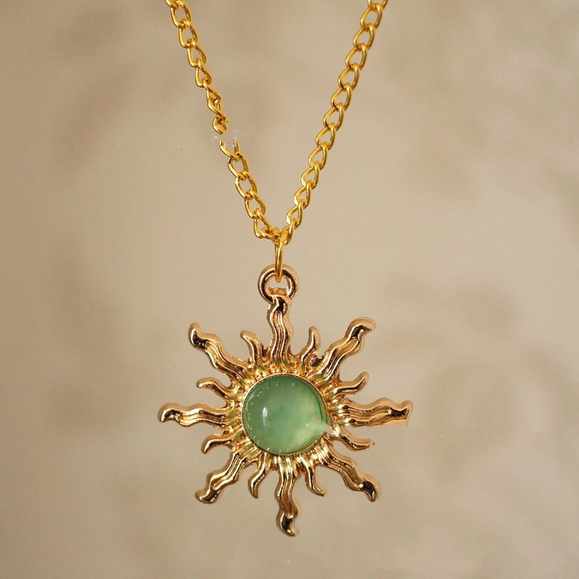 Title 3, Gotische zonneketting in koud goud en lichtgroe...