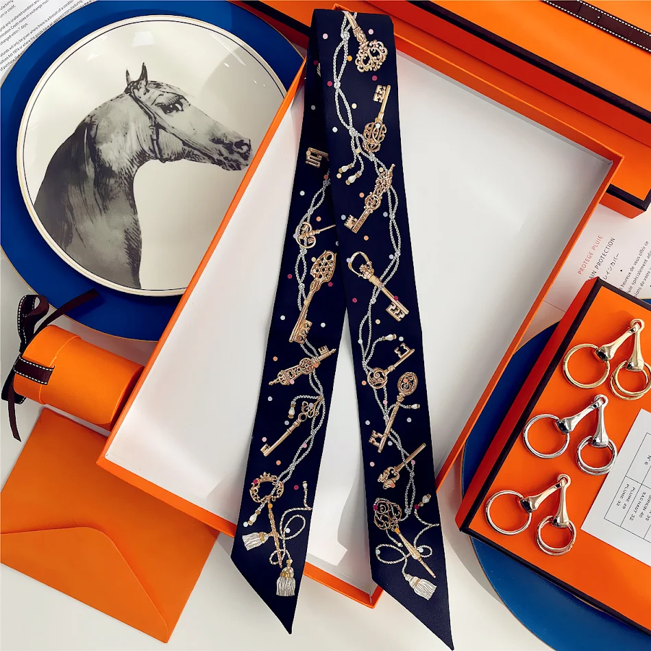 Mode armtas met zijden sjaal voor een elegante uitstraling. Draag je essentials in stijl en comfort, perfect voor elke outfit en gelegenheid.
