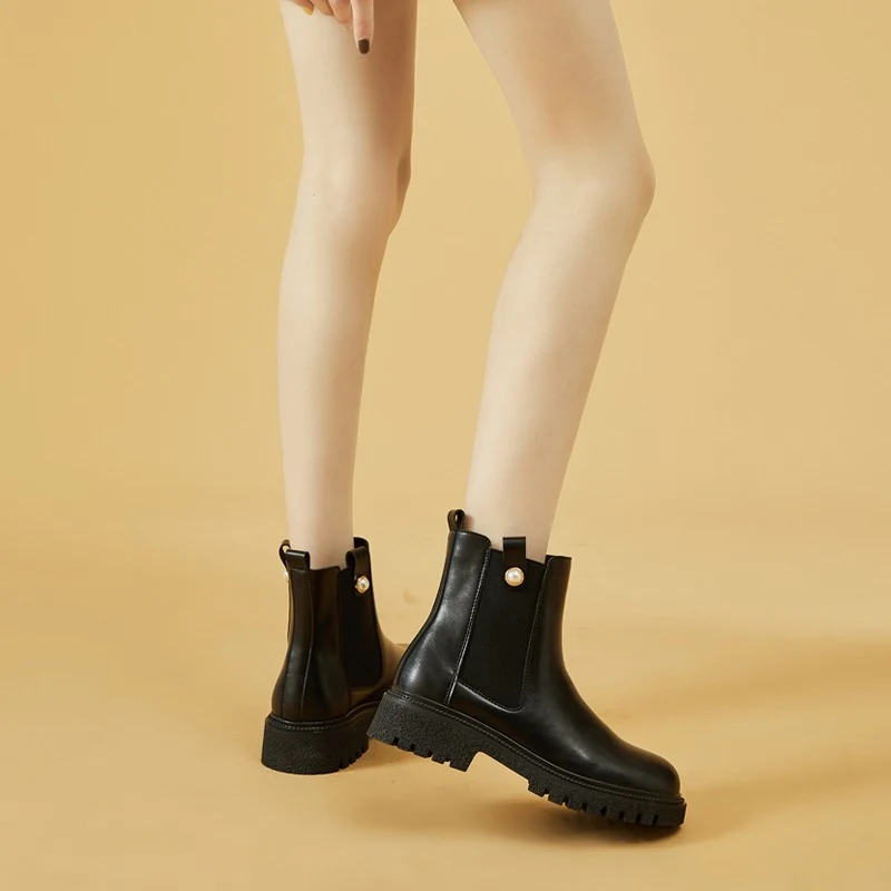 Czarne Botki Martin na Platformie Damskie Modne i Wygodne Buty na Co Dzień i na Specjalne Okazje Solidna Konstrukcja Stylowy Design