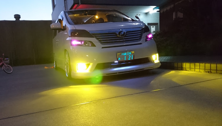 ヴェルファイアのホイール交換・車高調整・ヘッドライト交換に関するカスタム事例の投稿画像1枚目