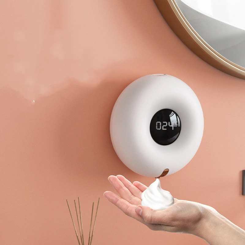 Automatische schuimzeepdispenser met infraroodsensor voor contactloos handen wassen in badkamer en keuken. Hygiënisch en gebruiksvriendelijk.