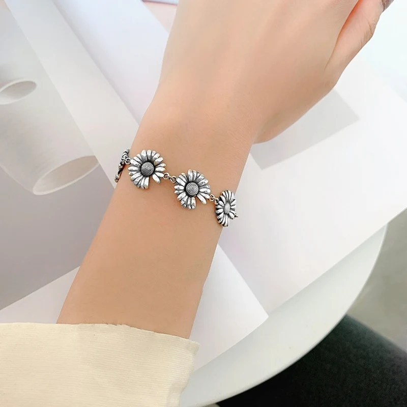 Bracelet vintage thaïlandais en argent petites marguerites, un bijou délicat pour un style charmant et intemporel.
