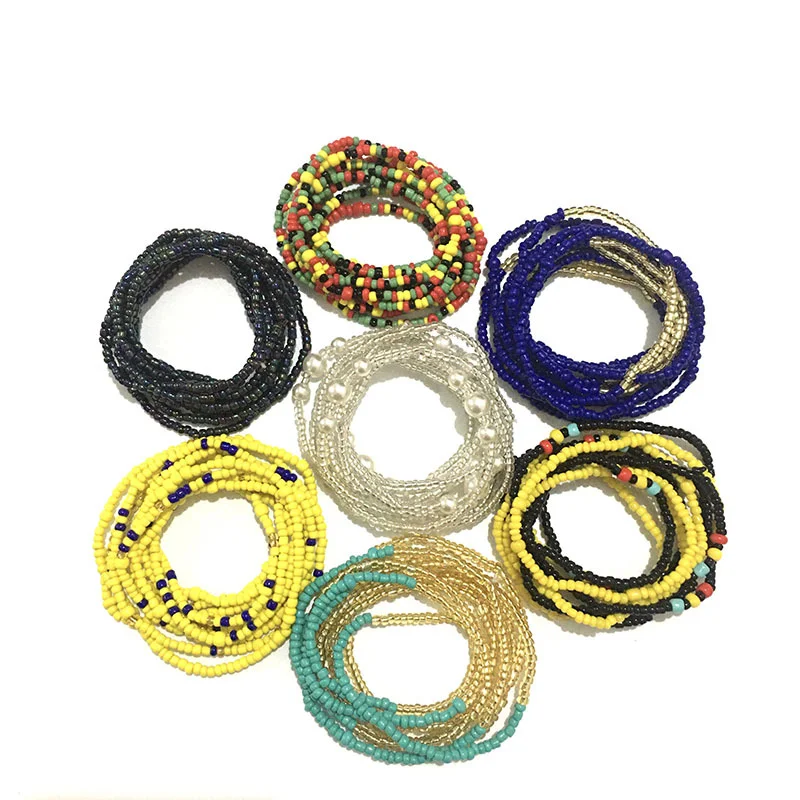 Ensemble deux pièces chaîne de taille de plage en perles de couleurs faites à la main multicouches. Accessoire parfait pour un look estival et élégant.