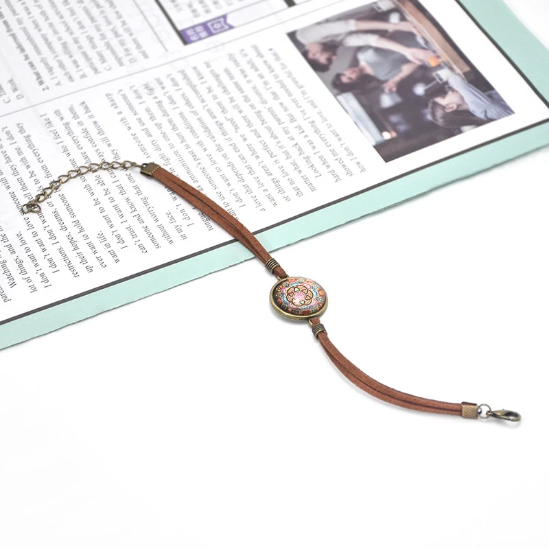 Bracelet en corde de velours avec pierres précieuses, art rétro pur fait main. Élégance et artisanat pour un look unique et intemporel.
