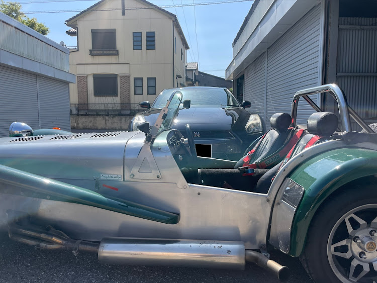 セブン 1700SSのいつもいいねありがとうございます😊・車検切れで暖気運転のみ…・GT-Rとツーショット・ナンバープレートロックボルト取付に関するカスタム事例の投稿画像2枚目