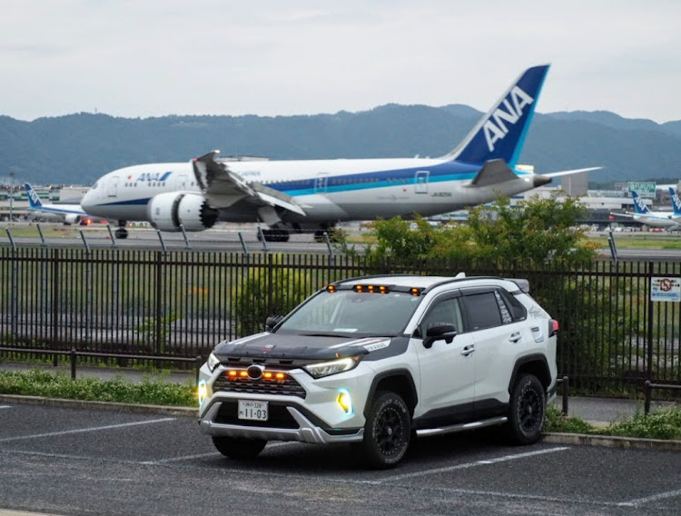 RAV4のRAV4乗りさんと繋がりたい・時代遅れの男になりたい・夜まで我慢出来ない写活📸・飛行機✈️コラボ・伊丹空港✈️に関するカスタム事例の投稿画像1枚目