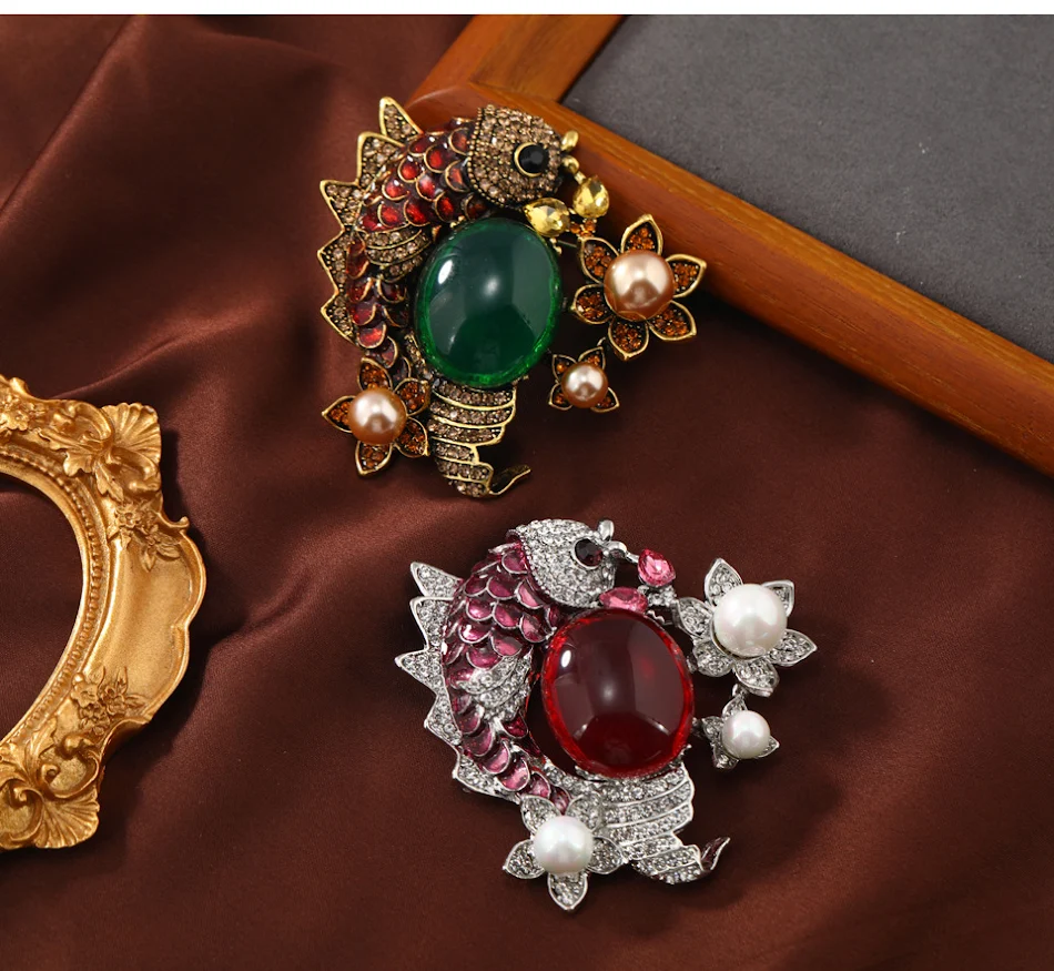 Parelpak dierbroche voor middenmode. Verfijn je look met deze stijlvolle accessoire en voeg een vleugje elegantie en persoonlijkheid toe.