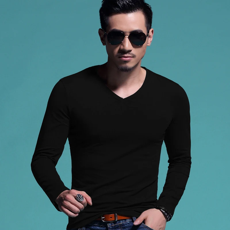 T-shirt uomo slim con scollo a V tinta unita. Maglietta intima versatile e confortevole, perfetta da abbinare per un look elegante.