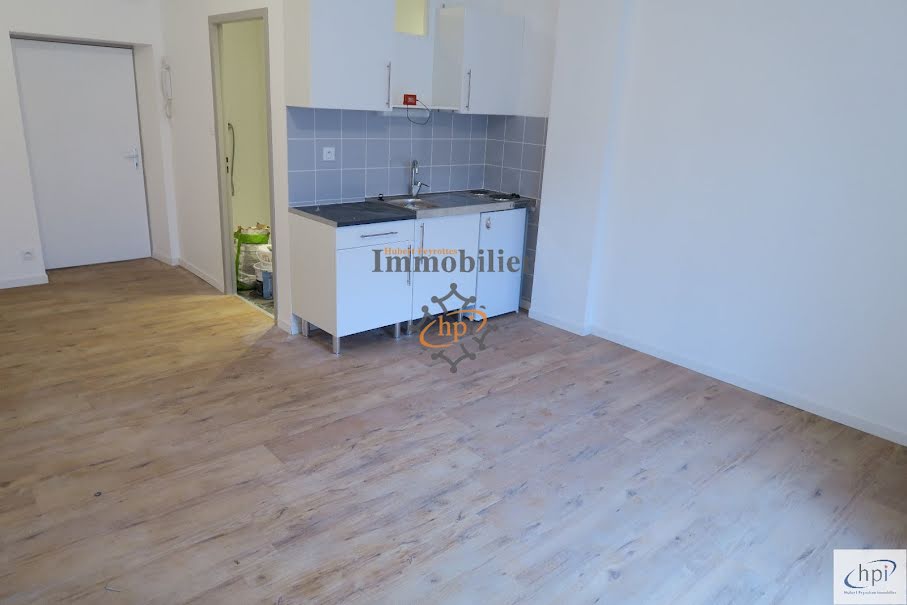 Location  appartement 1 pièce 27 m² à Saint-Affrique (12400), 295 €