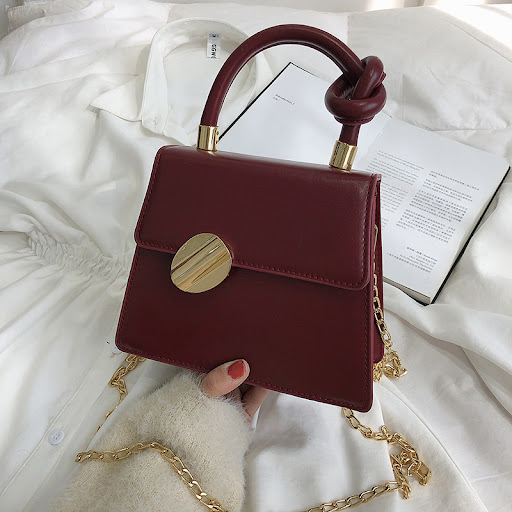Title 3, Small chain shoulder messenger bag, a stylish s...