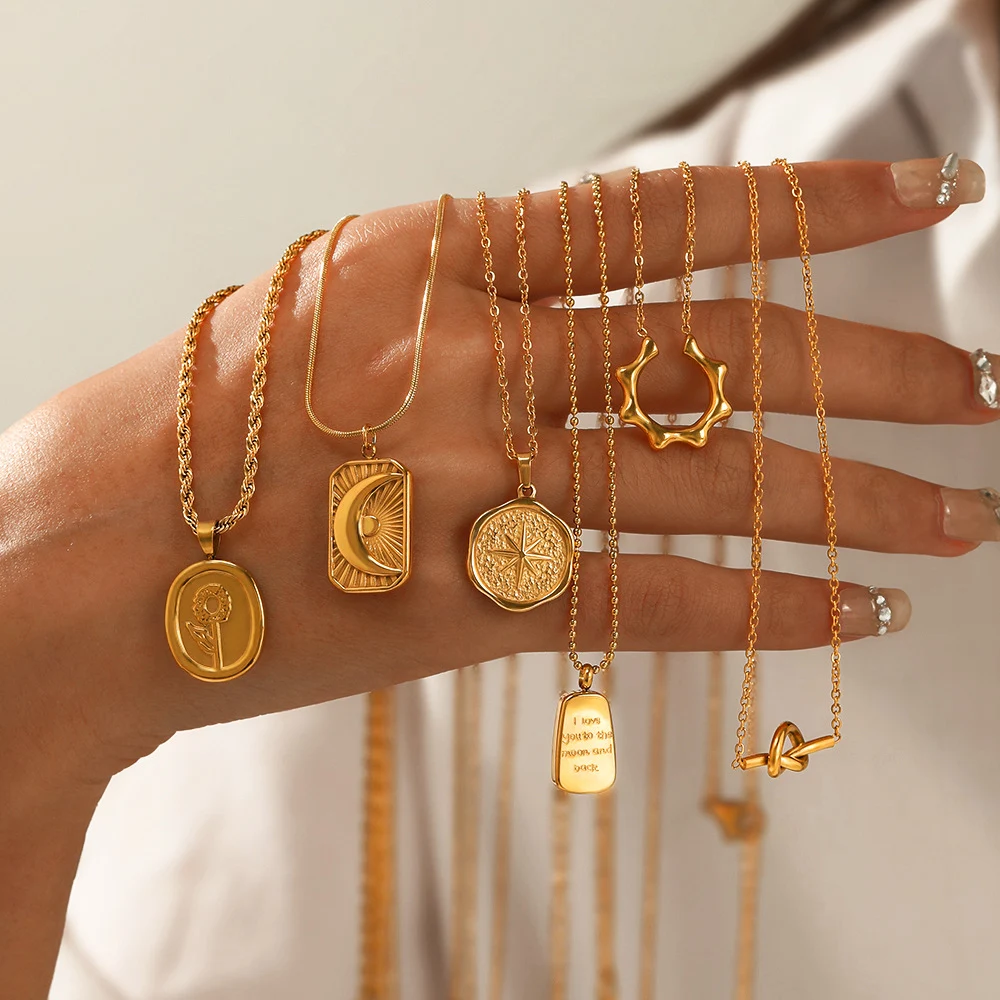 Retro Twist Star Moon Nerđajući Čelik Ogrlica sa metalnim priveskom. Titijumski čelik za lični stil, zvezda i mesec.