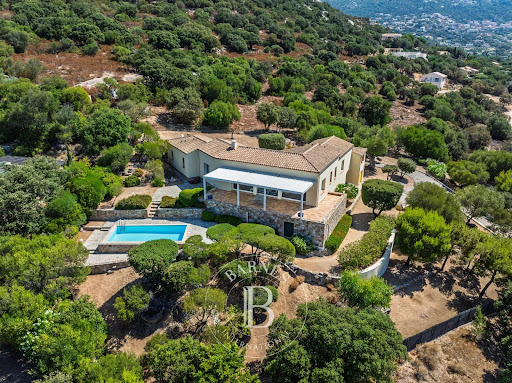 Villa avec piscine et terrasse 3
