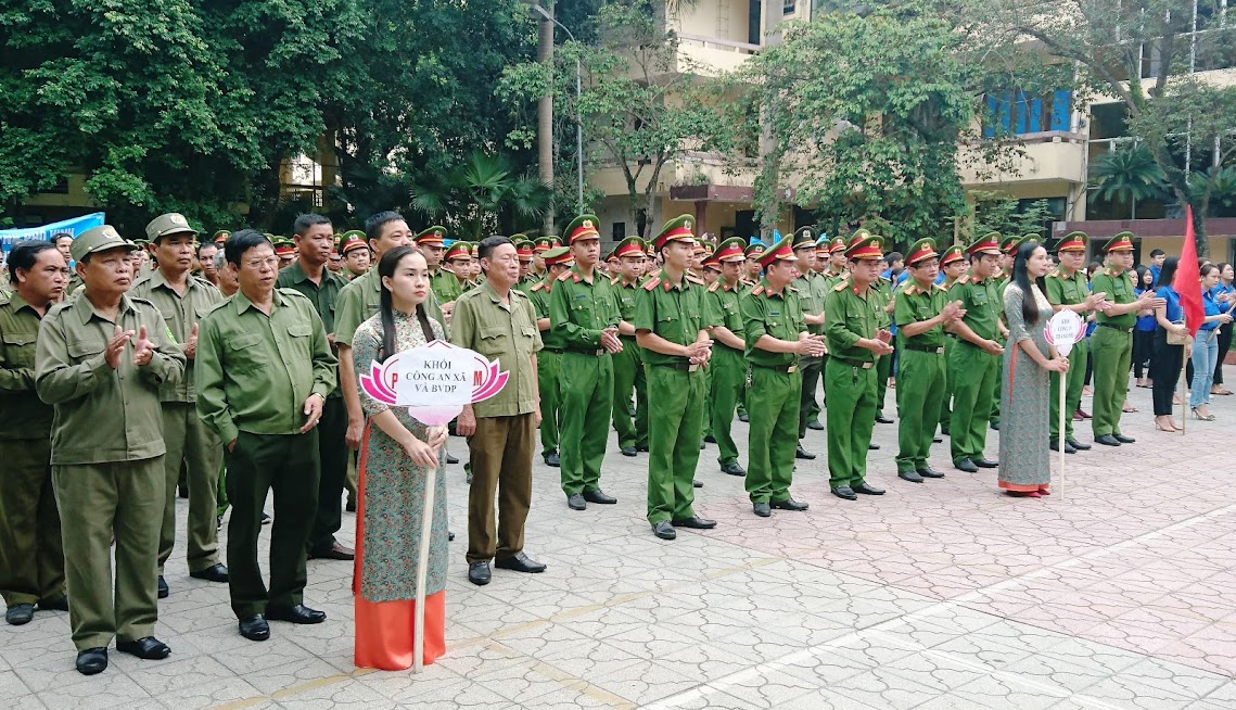 Các lực lượng Công an, Bảo vệ dân phố và Đoàn Thanh niên tham gia lễ mít tinh Tháng hành động phòng, chống ma túy năm 2019