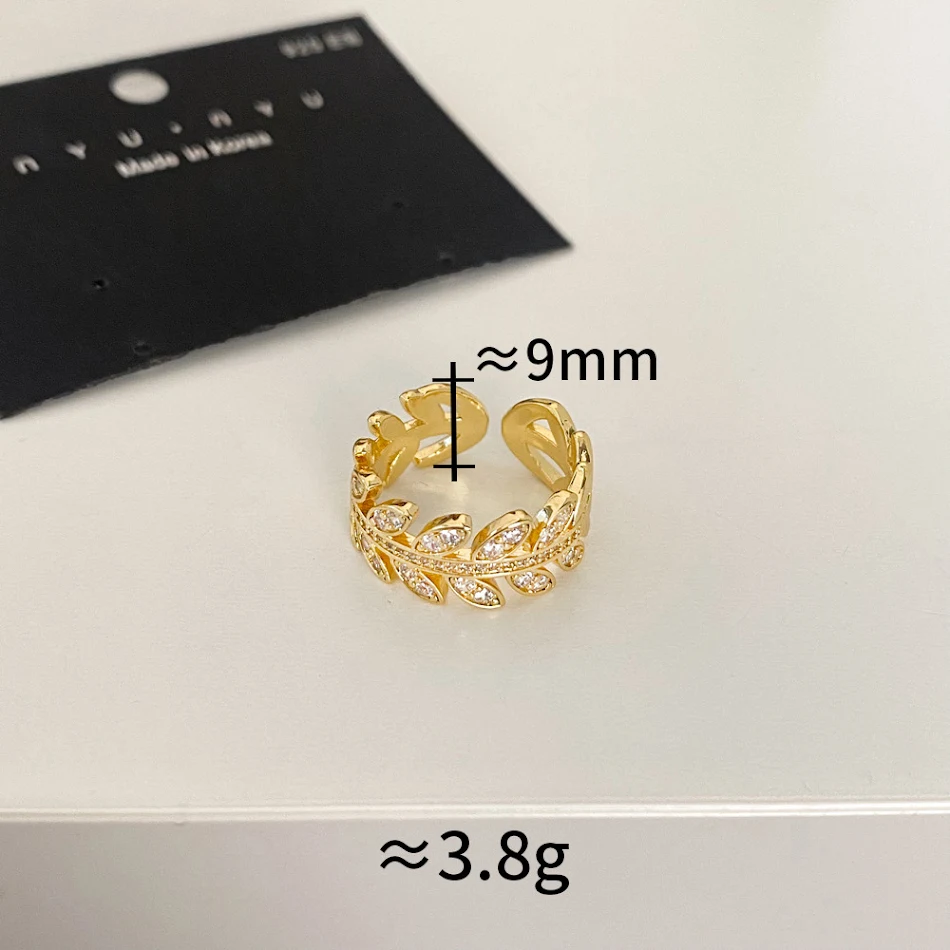Vrouwelijke ring met micro-zetting en bladeren in een speciaal design van hoge kwaliteit, perfect voor een stijlvolle look.