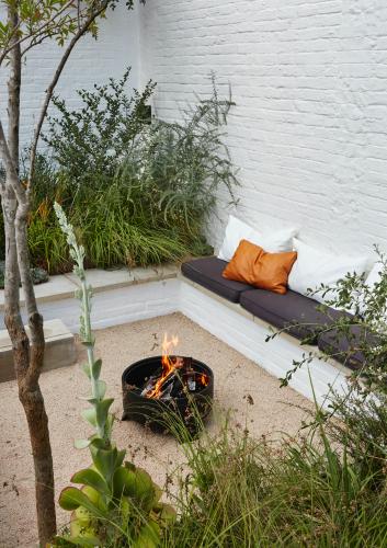 An outdoor fire pit, dropped below ground level, and surrounded by planters, is a nod to the street-facing verandas that once characterised the area. It’s a private street-side space, where Nico and Christo can sit around the fire, hear the street sounds and feel a connection to the passing life.