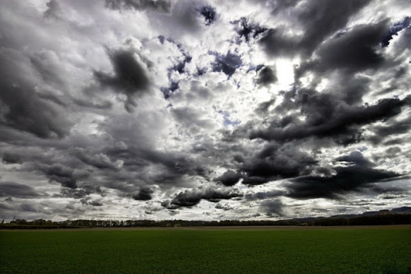 Threatening Clouds di lo_Straniero