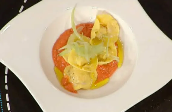 Cappellacci con salame cotto su crema fredda di pomodoro e sedano