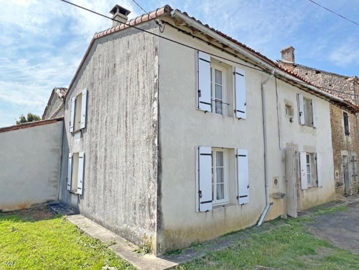 Vente maison 5 pièces 109 m² à Nanteuil-en-Vallée (16700), 65 000 €