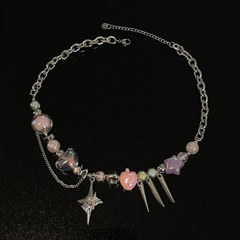 Collier femme avec motifs d'étoiles, de coeurs colorés et constellation, un cadeau plein d'amour pour toutes les femmes.