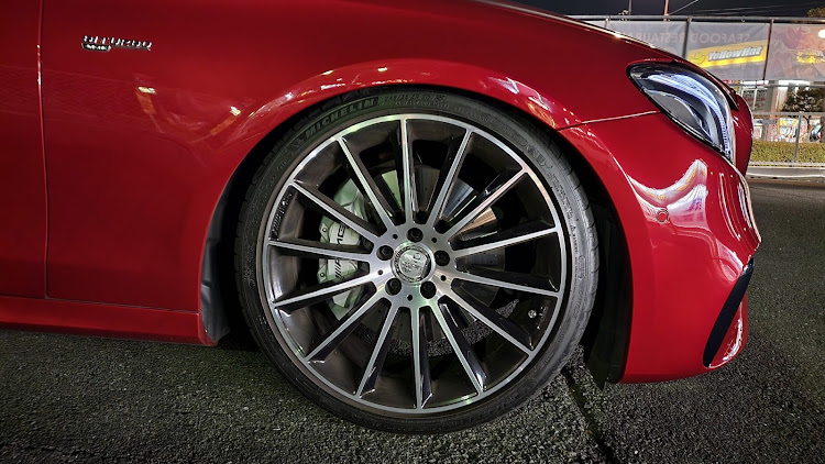 EクラスのAMG・メルセデスベンツ・車高調整・エアサスはモテるらしい・ロワリングモジュールに関するカスタム事例の投稿画像5枚目