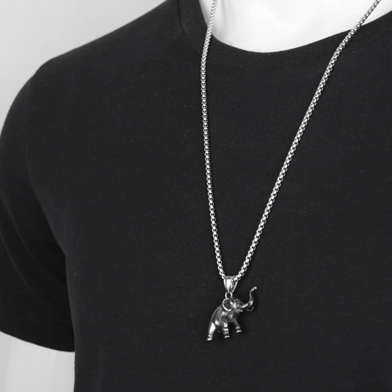 Collier Hip Hop en acier titane avec éléphant gravé, un accessoire de mode pour hommes et femmes. Design unique et durable, parfait pour un cadeau.