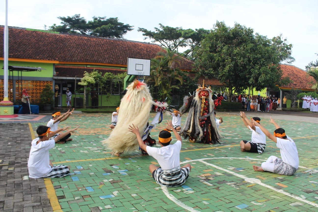 Tari Barong di SMAN 13 Semarang