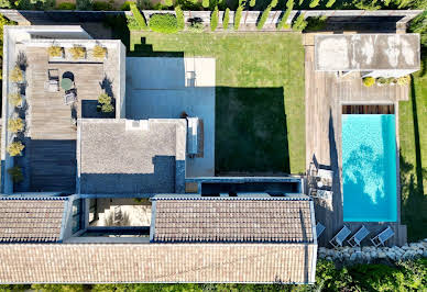 Maison contemporaine avec piscine et jardin 13