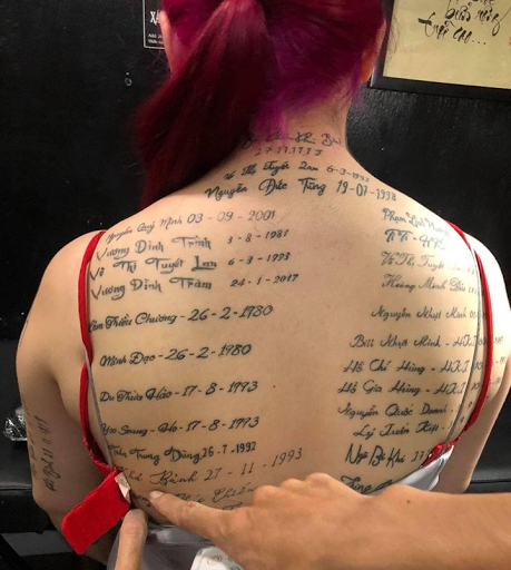 Hình xăm chi chít trên lưng cô gái ghi tên tuổi người yêu cũ.