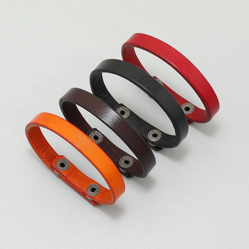 Bracelet en cuir de vachette léger, style simple et tendance, pour un look moderne et facile à assortir à toutes vos tenues.