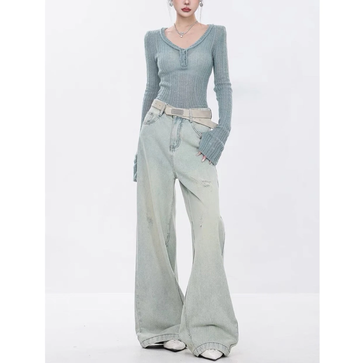 Title 2, Womens American-style retro fashion and person...