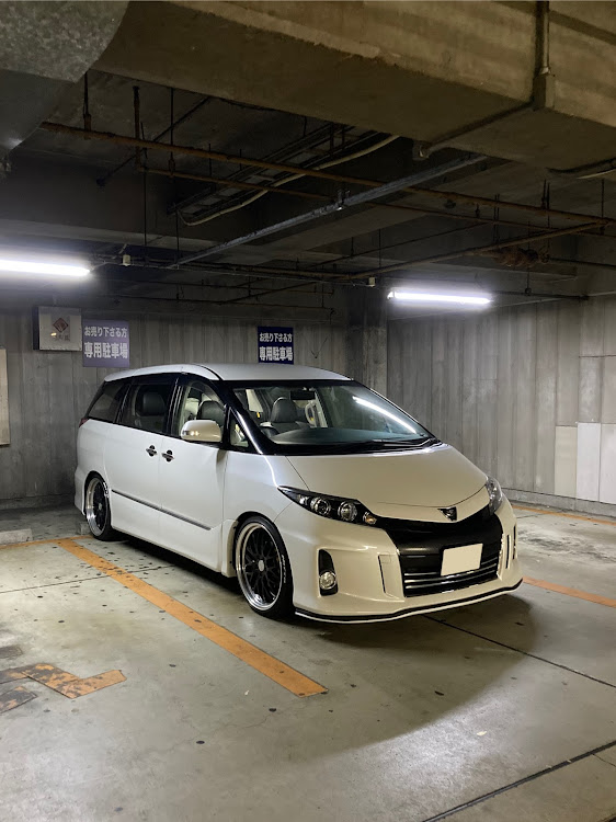 エスティマの大掃除前の第一弾・リサイクルショップ・店舗の駐車場にて・人の目は気にしない(笑)・医療従事者にエールを❗️に関するカスタム事例の投稿画像1枚目