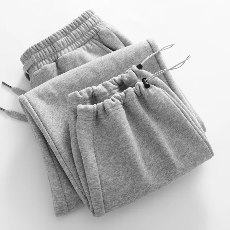 Fleecegevoerde, enkelgebonden, rechte casual sportbroek voor warmte en comfort. Ideaal voor sport en dagelijkse activiteiten. Perfecte pasvorm.