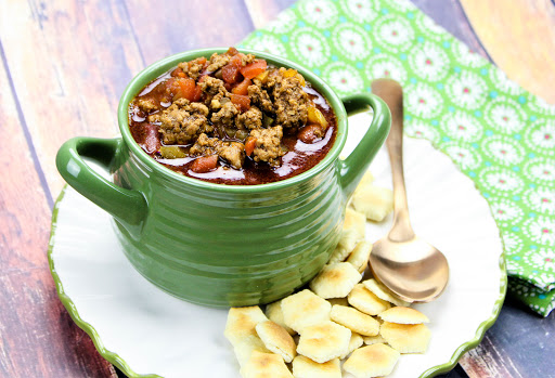 A bowl of Chili Con Carne with oyster crackers.