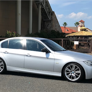 323i