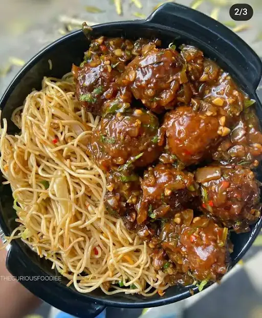 Veg Chowmein With Manchurian Gravy