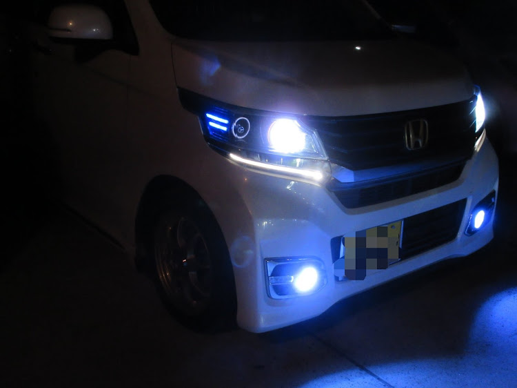 N-WGN カスタムのHID d4s 6000k・青フォグ・イカリングヘッドライト・エンジェルアイ・ブルーに関するカスタム事例の投稿画像1枚目