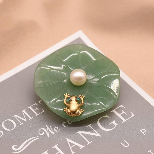 Title 1, Broche grenouille en jade vert avec perle natur...
