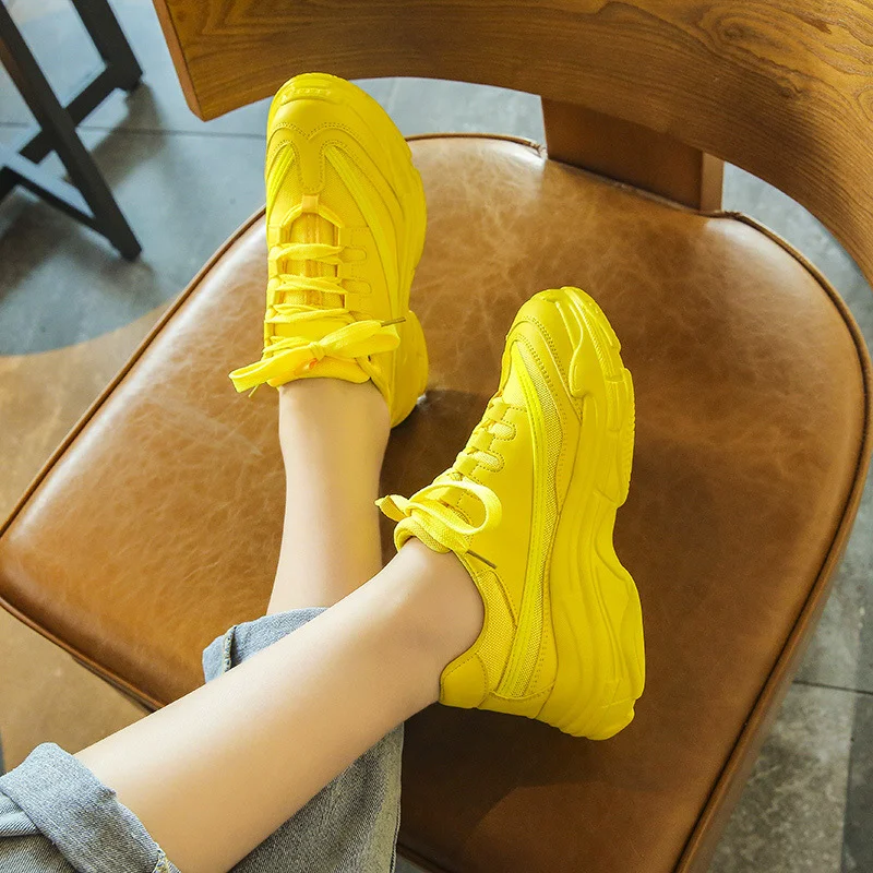 Chaussures de running en mesh respirant pour coureurs. Confort et aération optimaux pour vos entraînements quotidiens. Légèreté et performance.