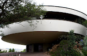 Besides the two-door garage there is space for seven cars under the house and parking for visitors in front. The base comprises 50 tons of reinforced steel. 