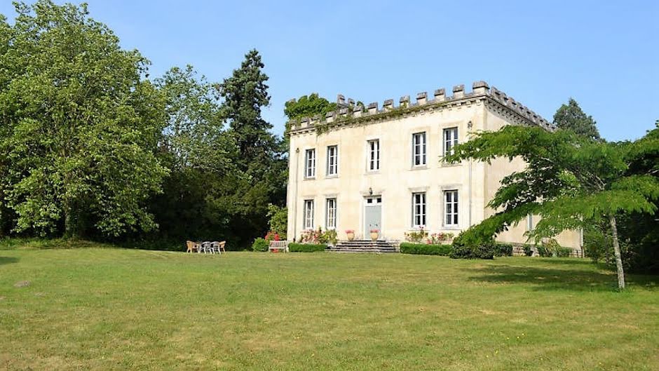 Vente château   à Lessac (16500), 837 400 €