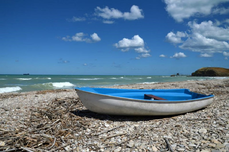 la barca sulla spiaggia di tatiana morello