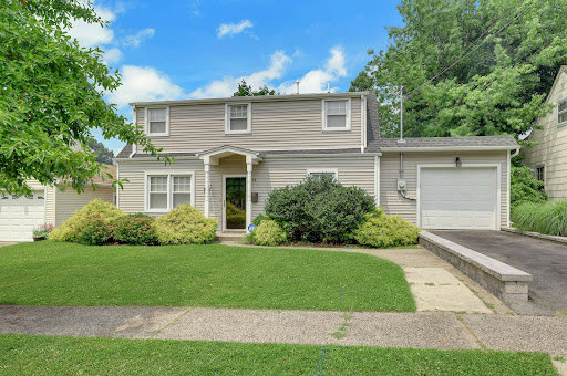 Buy this luxury house in Hawthorne (United States) - House with lawn and garage