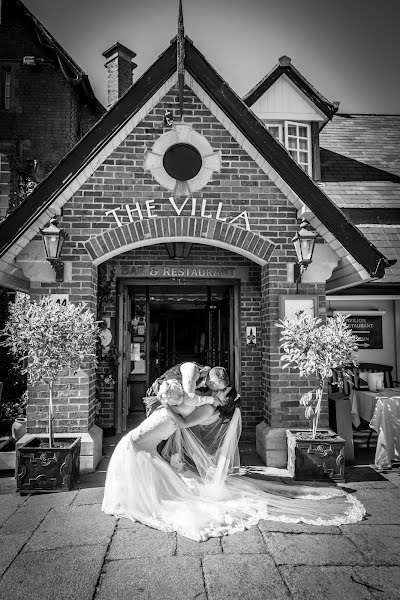 Fotógrafo de casamento Chris Higgins (h2photouk). Foto de 2 de julho 2019