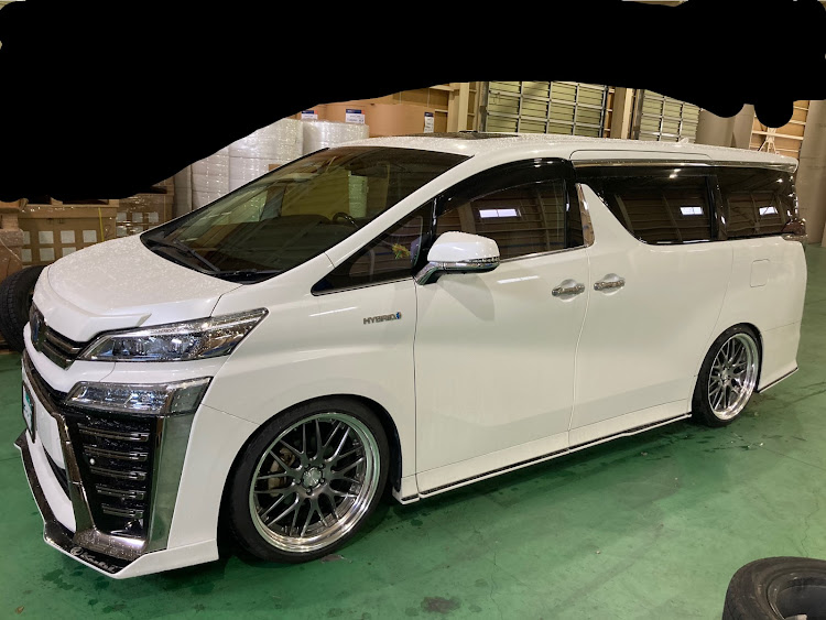 ヴェルファイアのホイール交換・実用車・歴代のホイール見てみたい・今年もあとわずかに関するカスタム事例の投稿画像3枚目